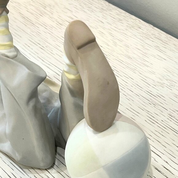 Lladro Clown with Beach Ball #4618 Retired Figurine 14 1/4" long Matte Finish - Picture 9 of 11